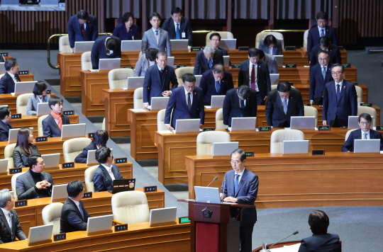 한덕수 국무총리를 비롯한 국무위원들이 11일 오후 국회 본회의에서 진행된 '윤석열 대통령 위헌적 비상계엄 선포 내란행위 관련 긴급현안질문'에서 더불어민주당 서영교 의원의 요구에 따라 일어서서 대국민 사과 인사를 하고 있다. [연합뉴스]